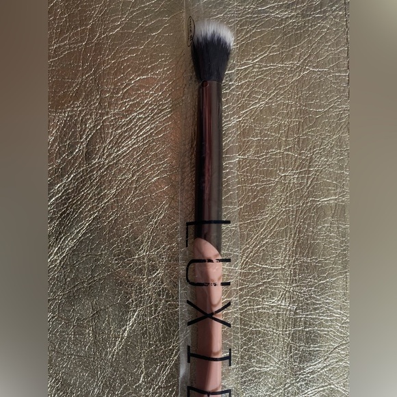 Makeup bundle perfect for gifting. Work wife, secret Santa, stocking stuffers - Picture 8 of 9